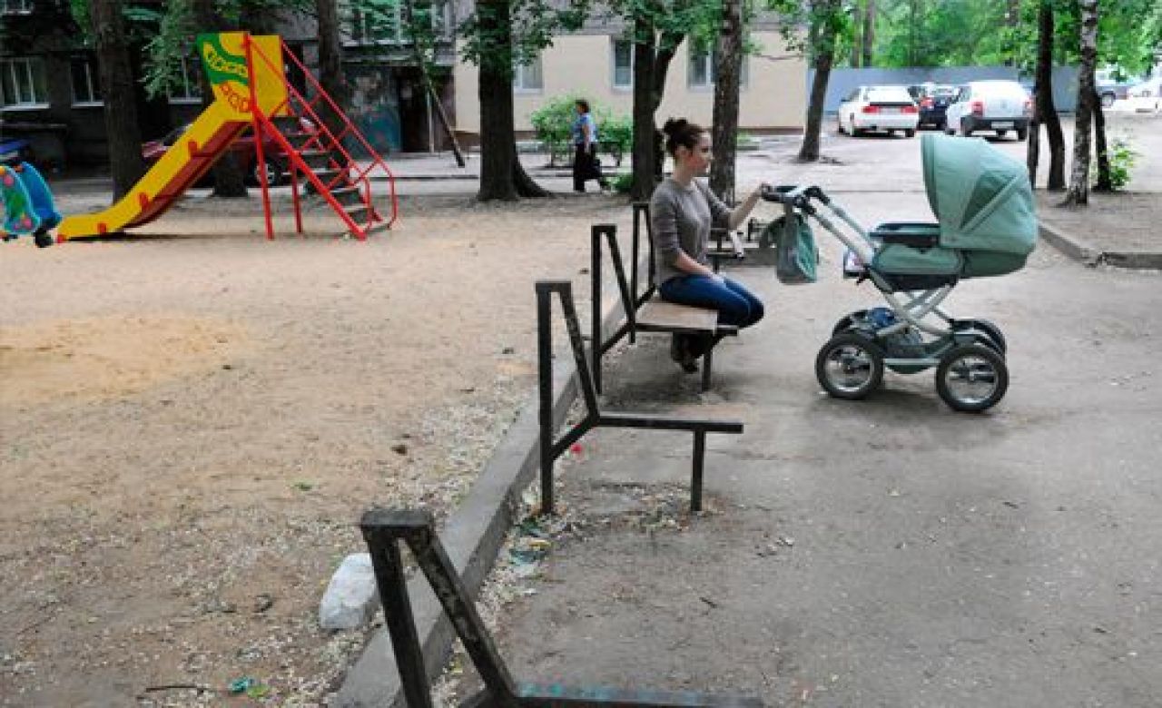 Куда воронежцам жаловаться на разбитые лавочки и фонари?