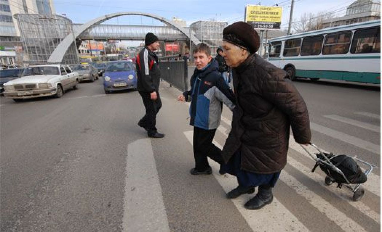 "Зебру" в этом месте убрали ещё два года назад, но люди по сей день перебегают дорогу в неположенном месте