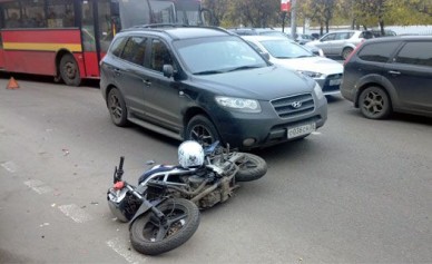 Столкнулись внедорожник и мотоцикл: Московский проспект встал в пробке