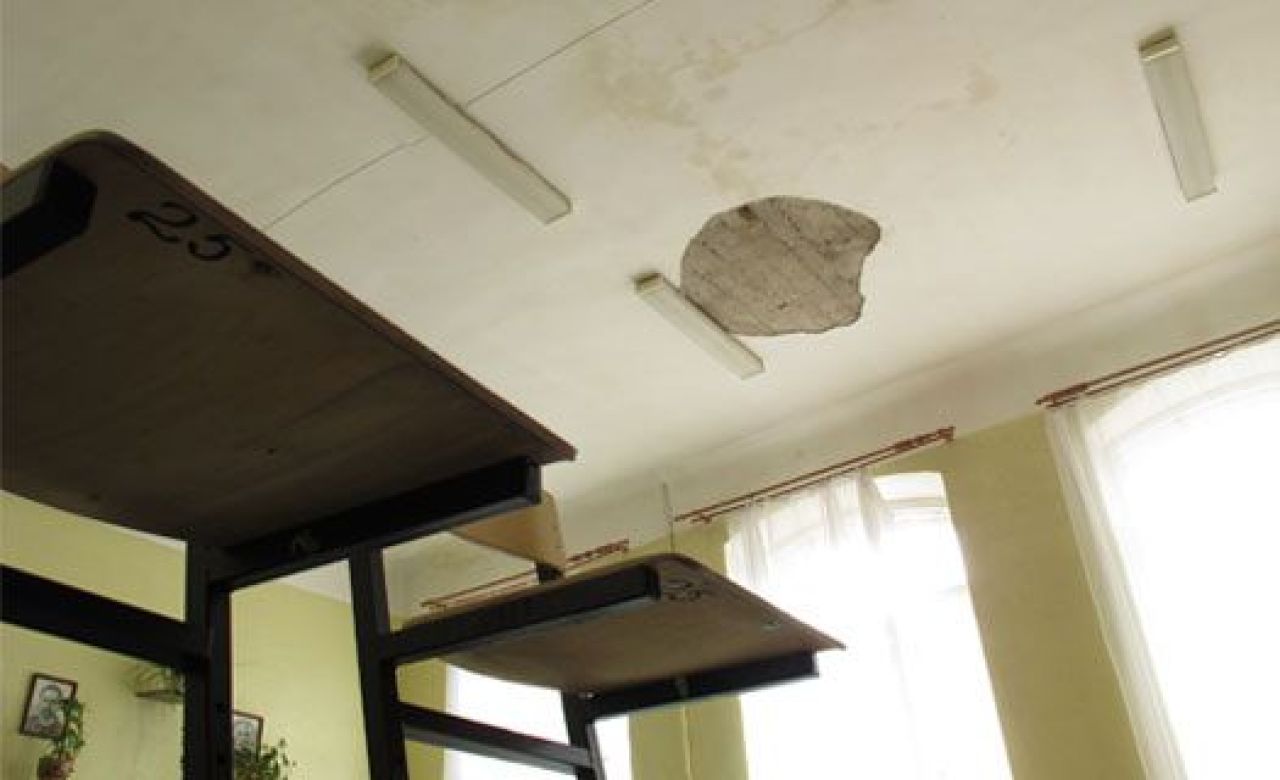 В воронежской школе во время обрушения потолка пострадала дочка прокурора