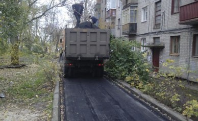 В воронежском дворе новый асфальт сняли через неделю после его укладки