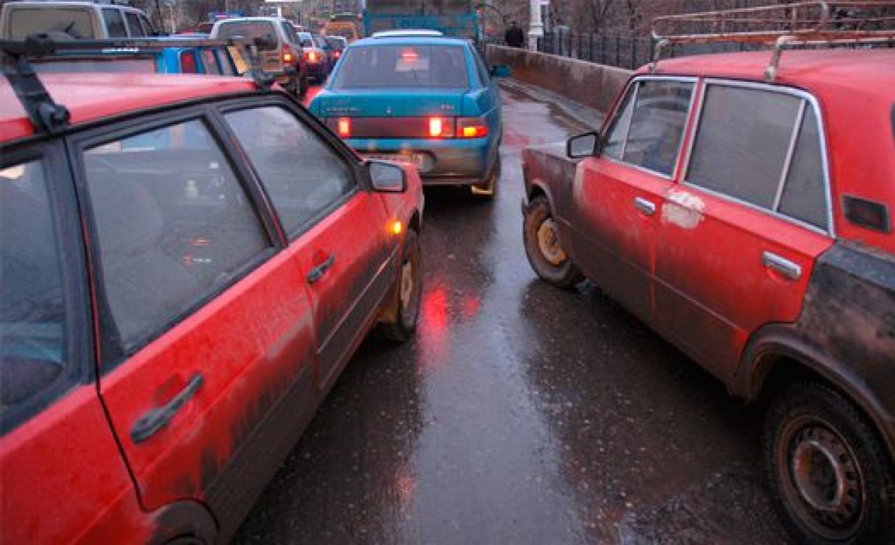 На левом берегу образовалась серьезная пробка