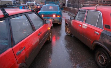 На левом берегу образовалась серьезная пробка