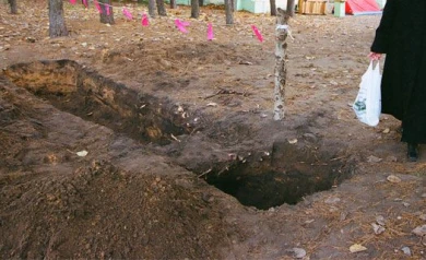 На левом берегу воронежцы обнаружили яму 1,5-метровой глубины