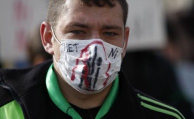 В Воронеже на шествии националистов полиция задержала антиникелевых активистов
