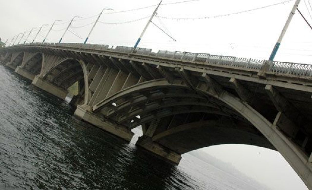 Молодой человек прыгнул в водохранилище с ВоГРЭСовского моста