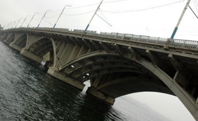 Молодой человек прыгнул в водохранилище с ВоГРЭСовского моста