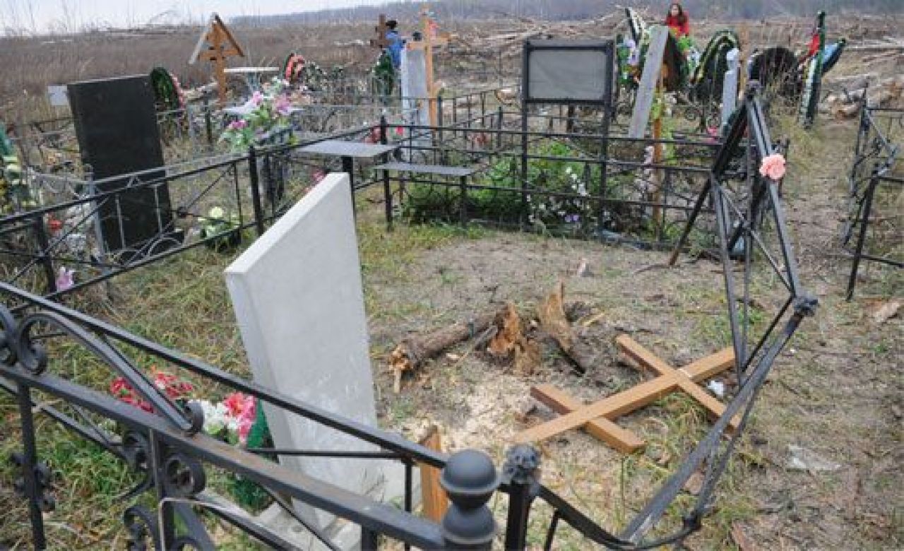 Родственникам умерших, чьи могилы изуродованы на Никольском кладбище, не компенсируют убытки
