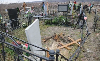 Родственникам умерших, чьи могилы изуродованы на Никольском кладбище, не компенсируют убытки