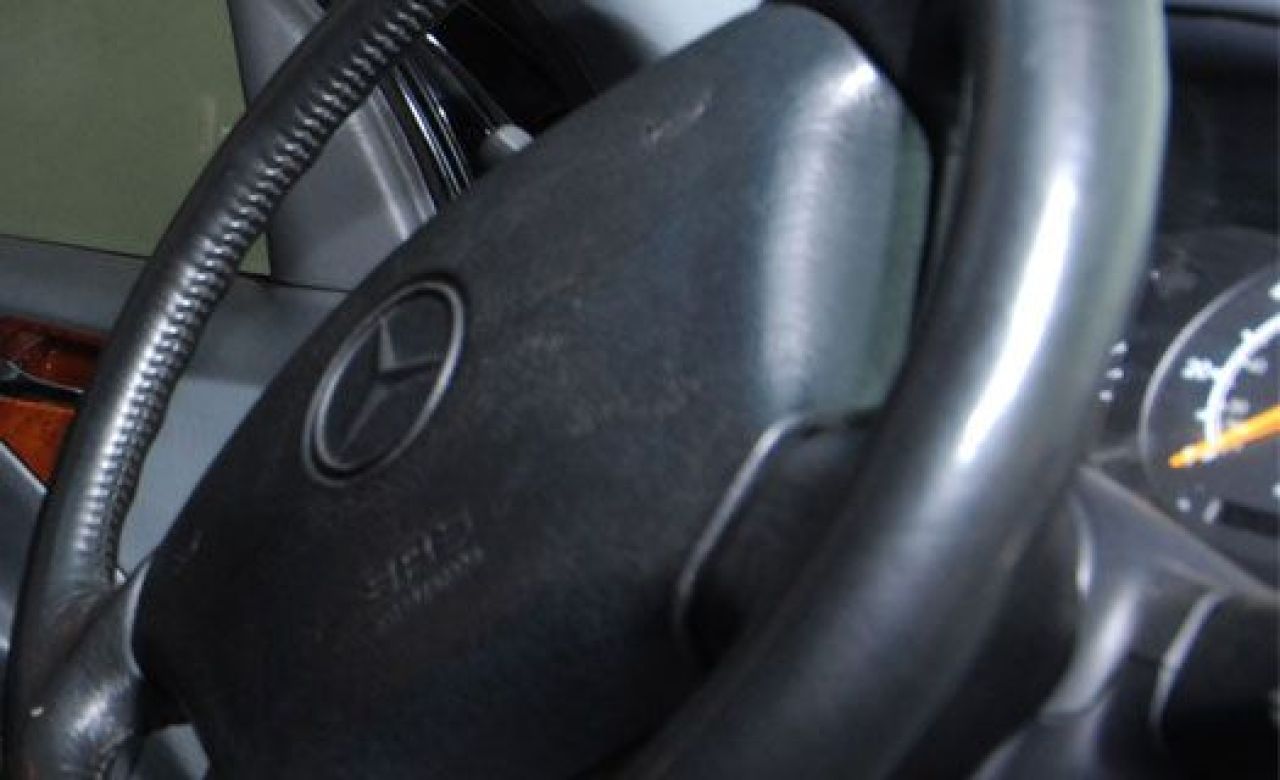 В Воронеже «Мерседес» врезался в дерево: погибла пассажирка иномарки