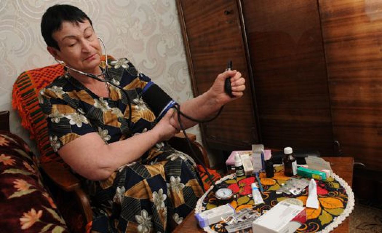 Из-за затянувшегося ремонта тонометра пенсионерка вынуждена постоянно вызывать скорую