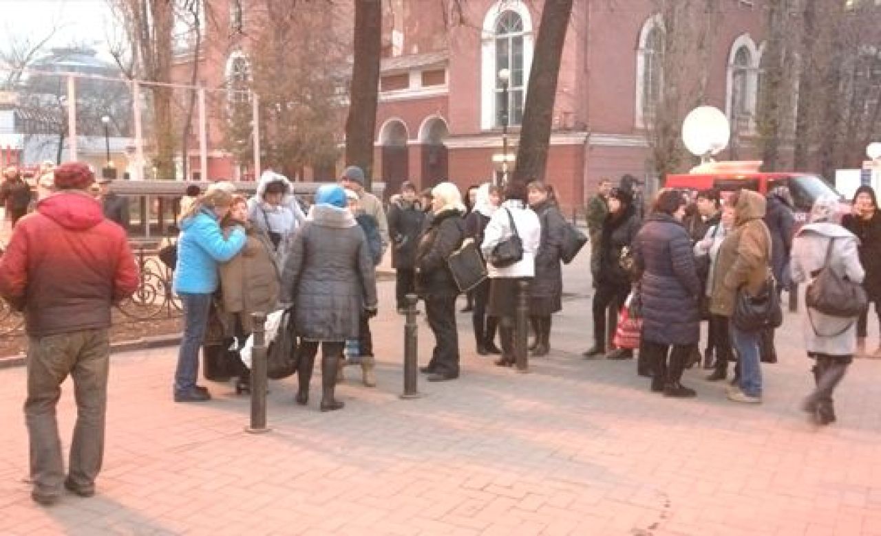 Сотни работников Центрального рынка ожидают Дмитрия Медведева в центре Воронежа