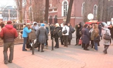 Сотни работников Центрального рынка ожидают Дмитрия Медведева в центре Воронежа