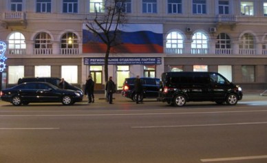Кортеж Дмитрия Медведева приехал на приём с гражданами по встречке