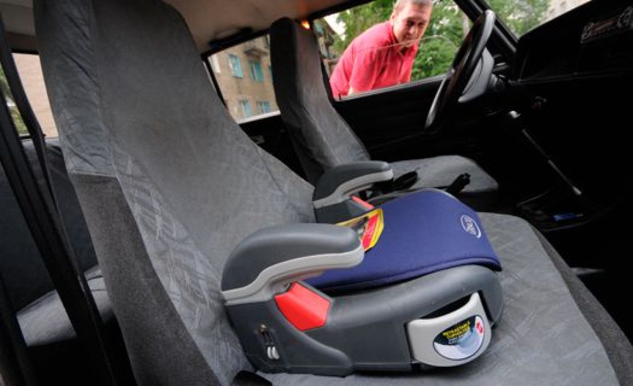 На въезде в Воронеж сотрудники ГИБДД дарили автомобилистам детские автокресла