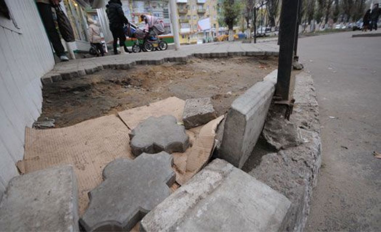 Воронежец шесть лет добивается ремонта тротуаров во дворе