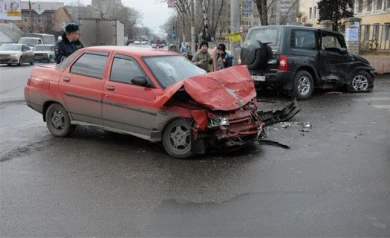 У школы на 45 Стр. Дивизии в ДТП пострадали двое молодых людей