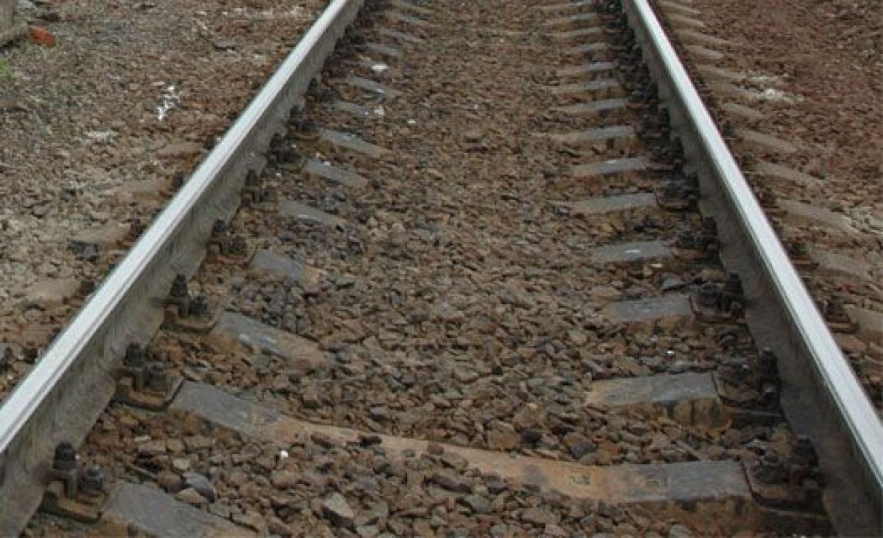 Подробности ЧП у авторынка: молодой человек потерял под поездом обе ноги