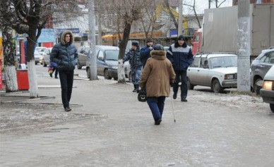 Воронежцы жалуются на скользкие тротуары и наледь во дворах