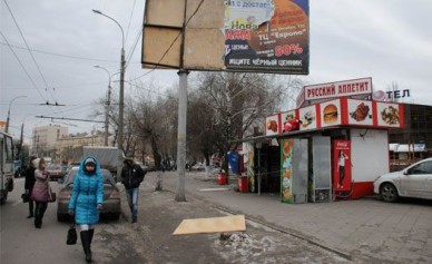 Рекламный щит, угрожавший жизни людей на ул. Донбасской, демонтировали