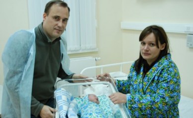 Родителям миллионного жителя Воронежа подарили сертификат на новое жилье