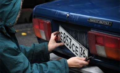 В Воронеже задержали девушку и парня, воровавших автомобильные номера