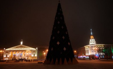 Ёлку на площади Ленина зажгут за 7 часов до Нового года