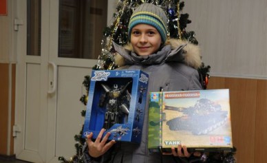 10-летний читатель «МОЁ!» принёс подарки для детишек из интерната