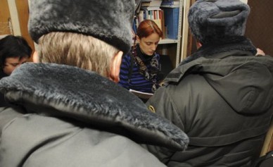 В Воронеже неизвестные проводят обыск в Доме прав человека