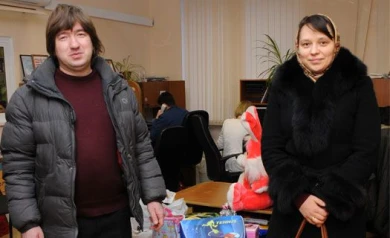 Читатели «МОЁ!» привезли синтезатор и несколько пакетов подарков для детей