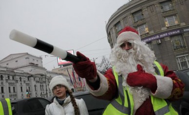 В Воронеже Дед Мороз-гаишник раздавал подарки законопослушным автомобилистам