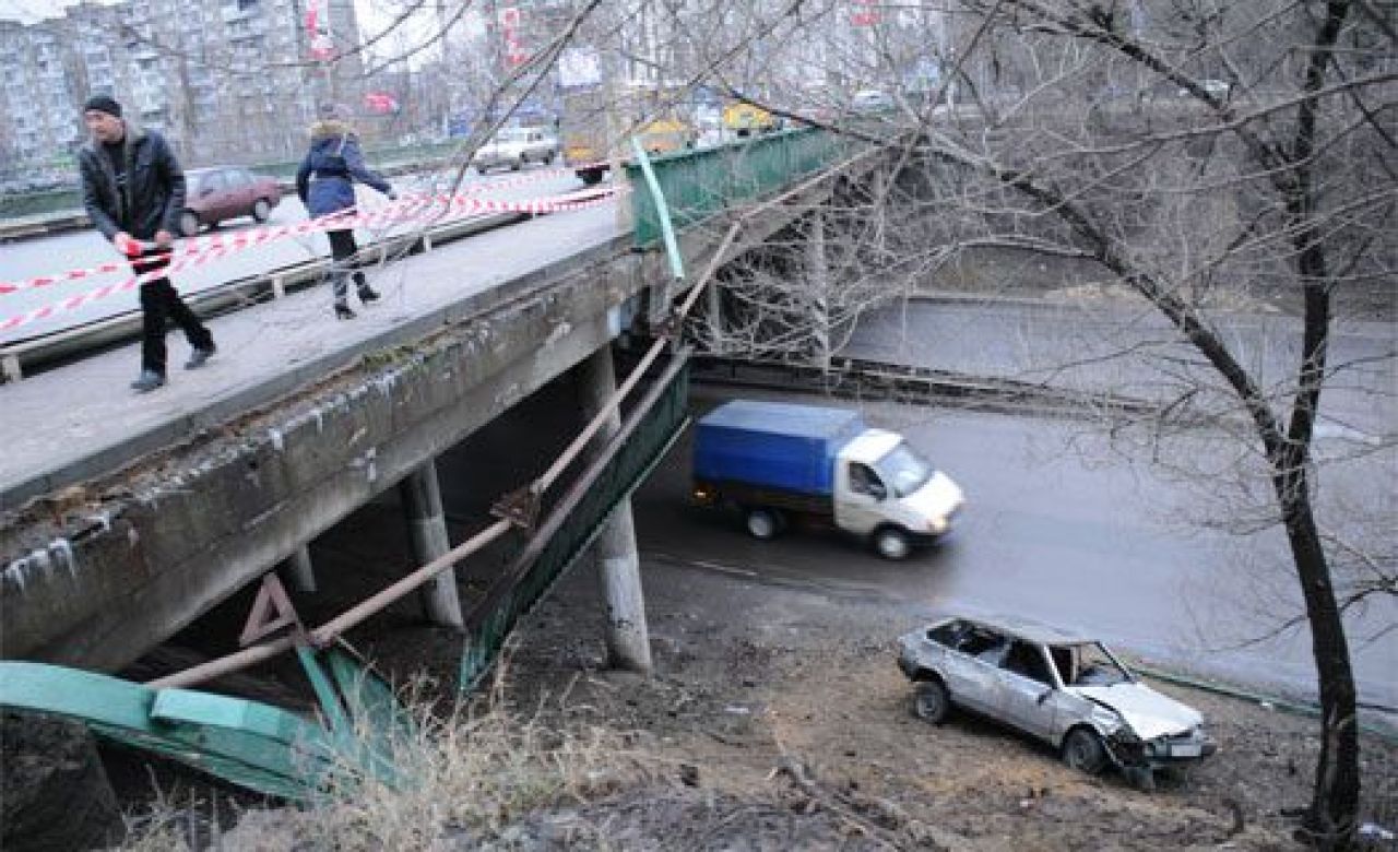 В Воронеже «девятка» упала с виадука на окружную дорогу (ФОТО)