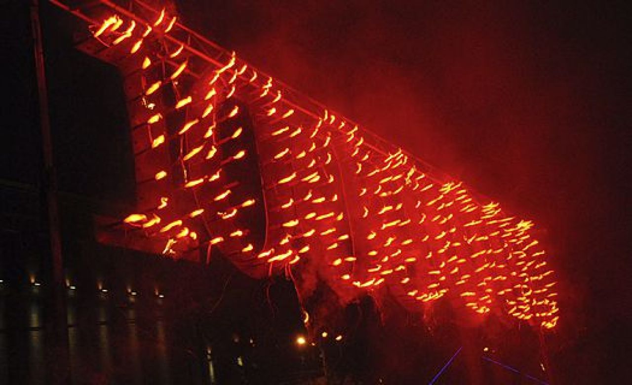 На площади Ленина зажгли и подняли в воздух число миллион