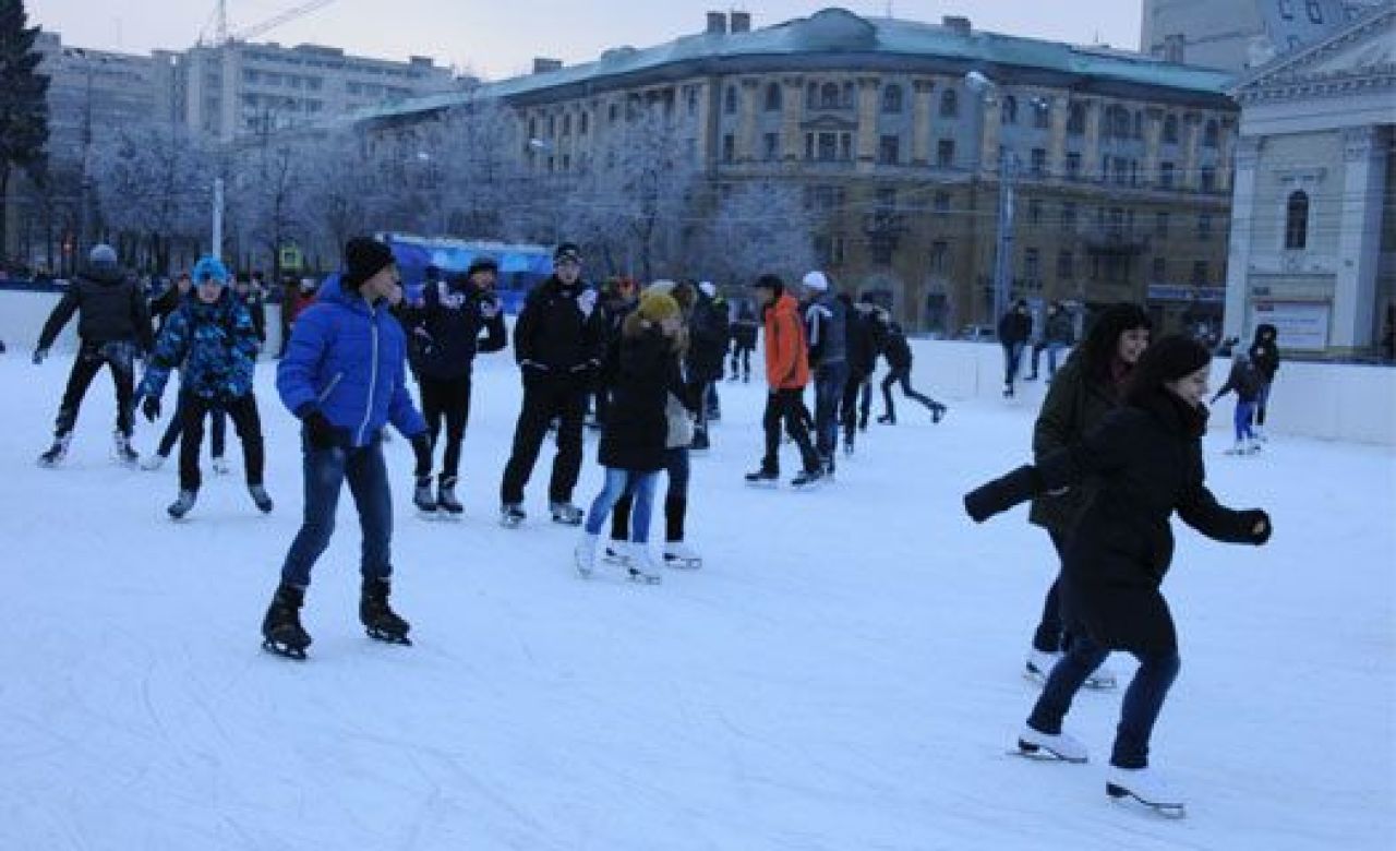 На главном катке Воронежа 5-летнему ребёнку коньком переехало руку