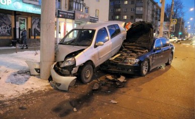 Авария на Московском проспекте: «Рено» попал на крышу «БМВ»
