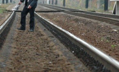 Под грузовой поезд попал человек: мужчина погиб на месте
