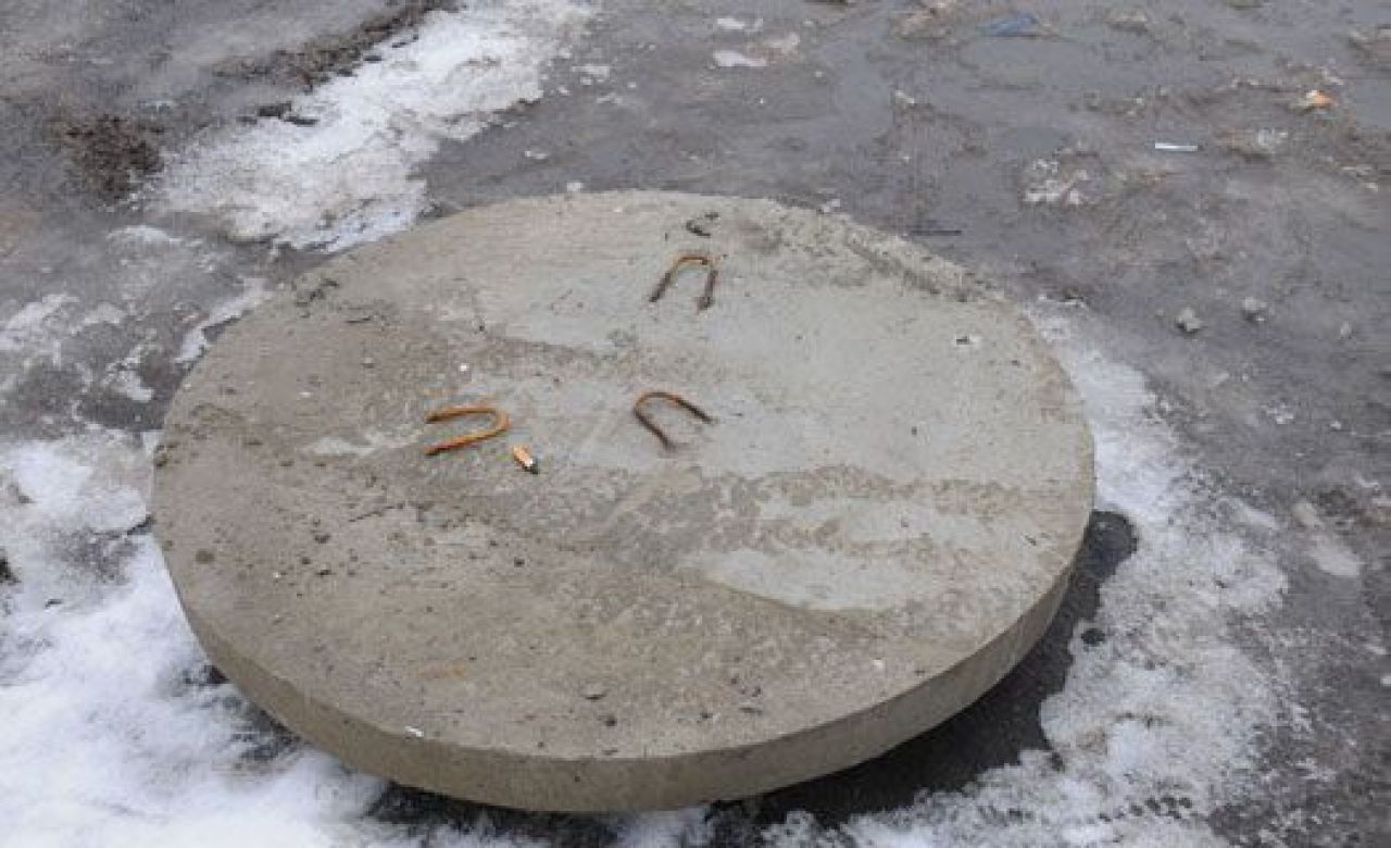 Канализационные колодцы на «Придаче» закрыли... спустя три года