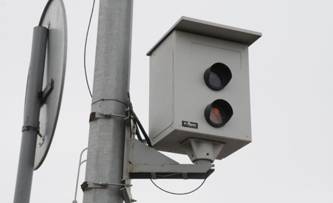 У Кольцовского сквера появилась стационарная камера, фиксирующая неправильную парковку