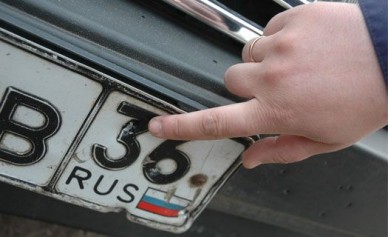 В Воронеже гаишник заклеил номер авто, чтобы обмануть камеру