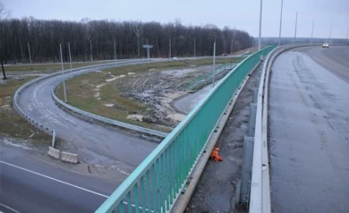 На въезде в Воронеж строят пешеходный переход с деревянными кораблями