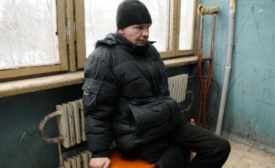 Жители многоэтажки на ул. Героев Сибиряков две недели кормили бомжа