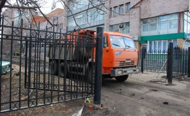 Строителей, занимающихся реконструкцией ЦУМа, оштрафовали за грязь