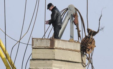 Один из пострадавших при обрушении стрелы крана получил травму позвоночника