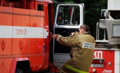 В центре Воронежа пожарные не могли подъехать к горящим постройкам из-за припарк...