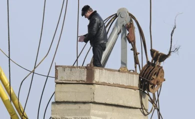 Разбираться в обрушении башенного крана на улице Хользунова будут следственные органы