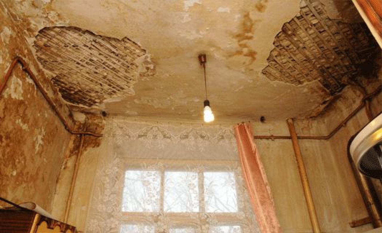 Жители аварийного дома в центре Воронежа ходили в туалет в касках, боясь обрушения