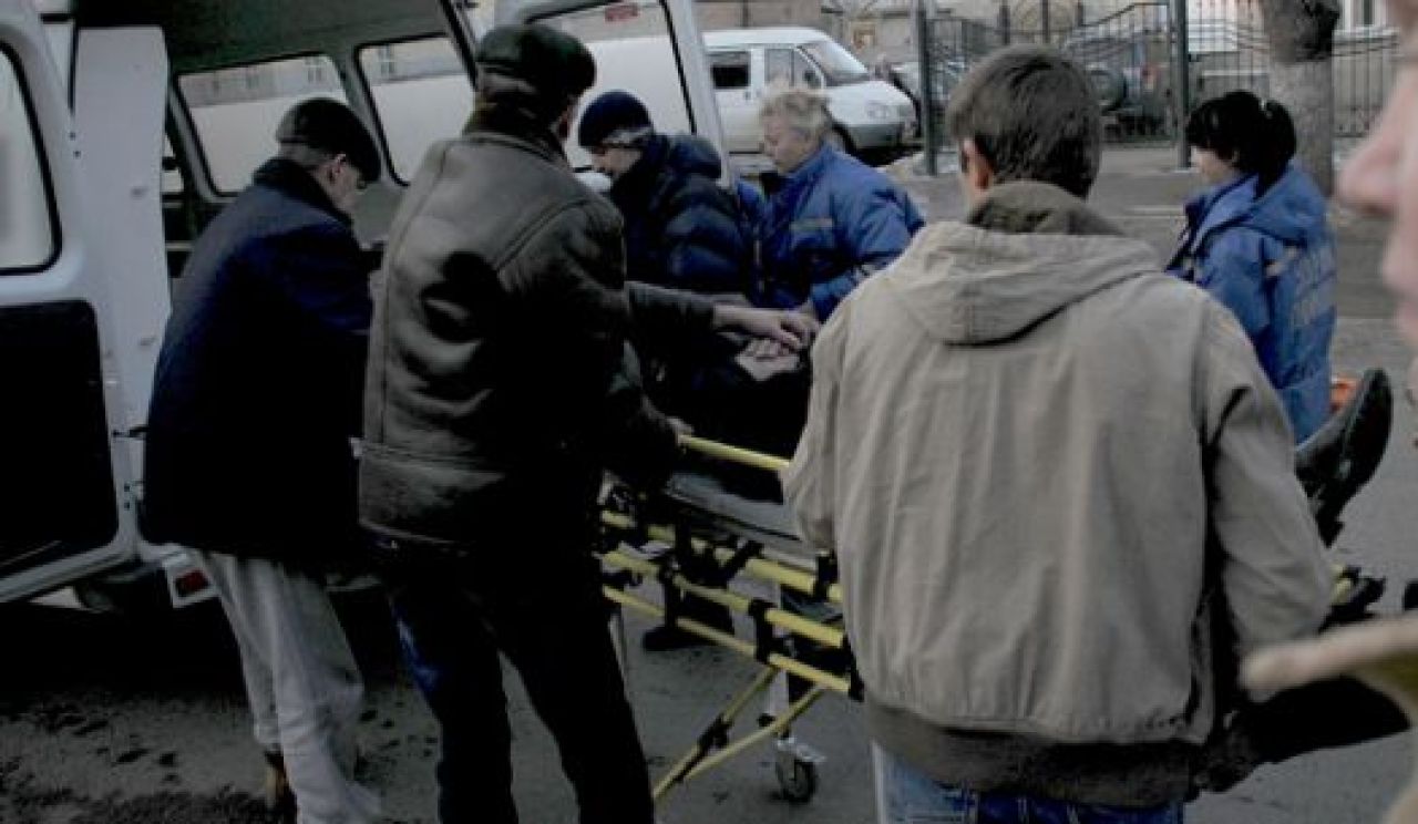 На улице Лидии Рябцевой под колёса «Опеля» попал мужчина