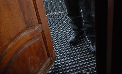 На Машмете белорус забрался в частный дом и съел колбасу со сметаной