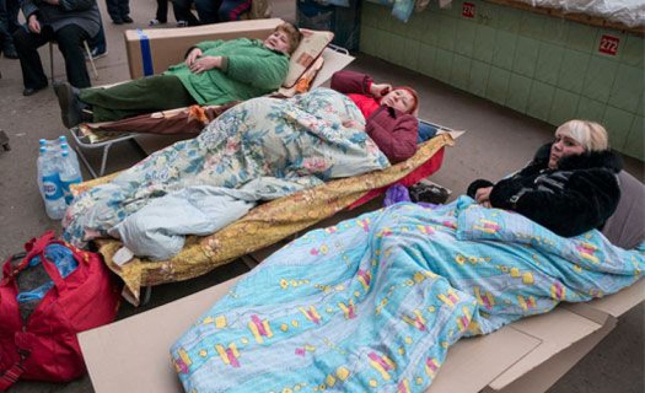 Воронежцы в шоке: на Центральном рынке посреди зала лежат женщины