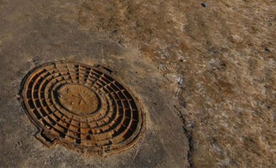 На левом берегу дети-волонтеры нашли в колодце теплотрассы скелет